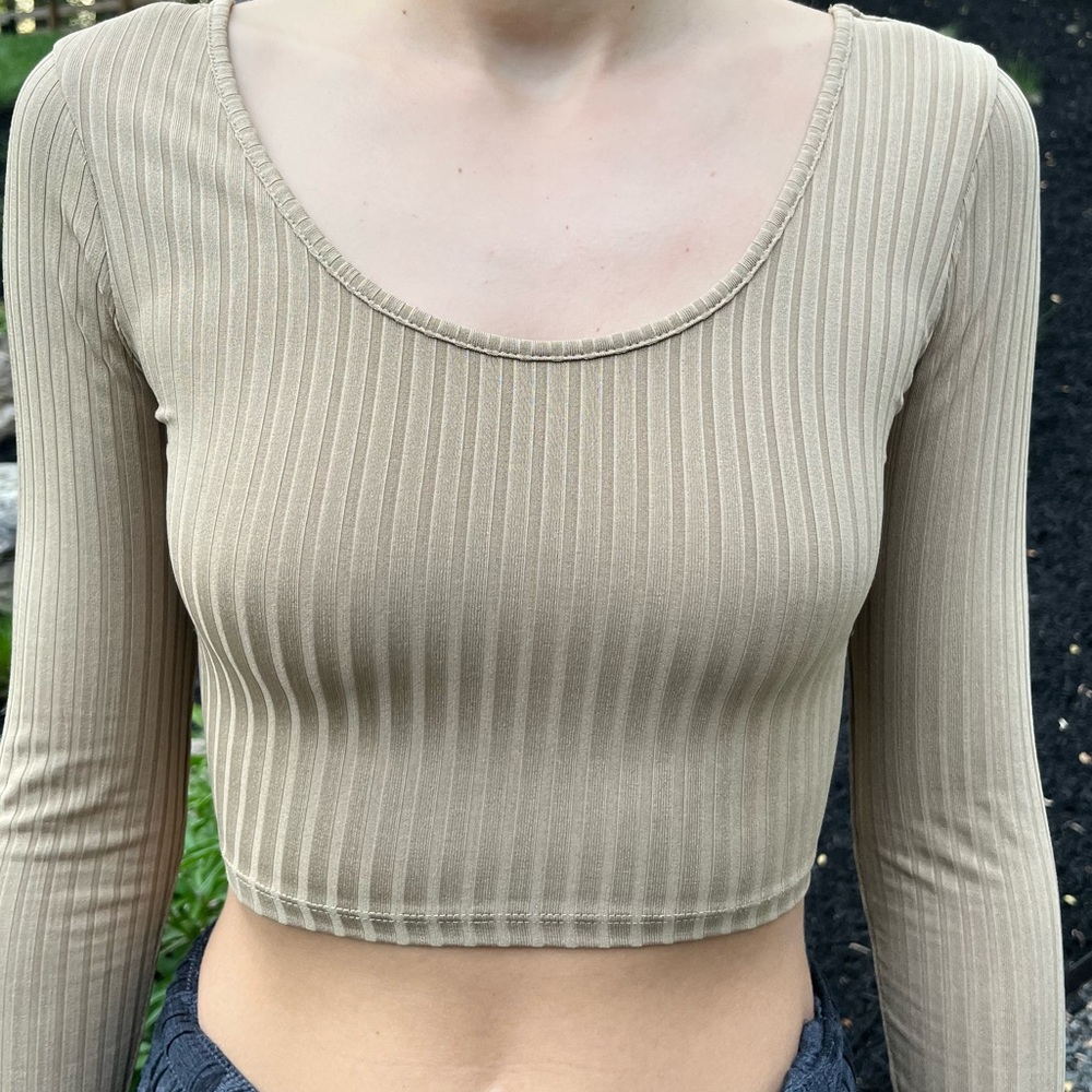 FOREVER 21 tan long-sleeve ribbed crop top
